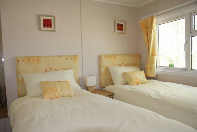 Lake Log Cabin - Twin Bedroom